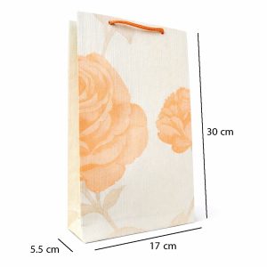 کیف هدیه دستساز رز کهربا (Amber Rose Gift Bag) با گلهای رز نارنجی و زمینه کرم، ساختهشده از کاغذ دیواری لوکس وینیل. ابعاد 30×17×5.5 سانتیمتر؛ مناسب هدیه عطر، کتاب، اکسسوری و هدایای خاص.
