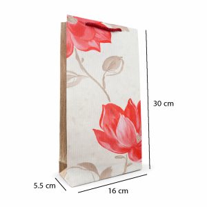 بگ هدیه دستساز رز سرخ کلاسیک (Classic Crimson Rose Gift Bag) با طراحی گل رز قرمز، ساختهشده از کاغذ دیواری لوکس وینیل. مقاوم، خاص و مناسب هدیه کتاب، عطر و پکهای رسمی در ابعاد 30×16×5.5 سانتیمتر.