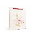 خرید ساک هدیه لوکس مدل رز کلاسیک Classic Rose gift bag، دست‌ساز و ساخته شده از کاغذ دیواری برجسته. مناسب عطر، اکسسوری و هدیه‌های خاص. ابعاد 18×16×4 سانتی‌متر.