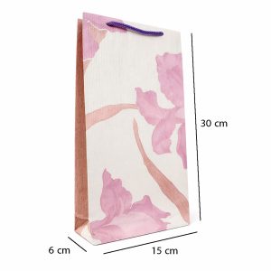 ساک هدیه دستساز شکوفه پودری Powder Blossom Gift Bag ساختهشده از کاغذ دیواری وینیل لوکس با طرح گل صورتی و گلبهی، پشت بافتدار راهراه سفید و ابعاد 30×15×6 سانتیمتر؛ انتخابی خاص برای هدیههای شیک.