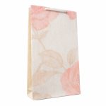خرید ساک دستی لوکس رز گلگون Rose Blush Gift Bag ساخته‌شده از کاغذ دیواری وینیل دست‌ساز با طرح گل رز صورتی و پشت کرم روشن.
