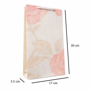 خرید ساک دستی لوکس رز گلگون Rose Blush Gift Bag ساختهشده از کاغذ دیواری وینیل دستساز با طرح گل رز صورتی و پشت کرم روشن. مناسب هدیه عطر، کتاب، ست آرایشی و اکسسوری با ابعاد 30×17×5.5 سانتیمتر.