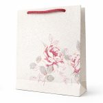 خرید ساک هدیه دست ساز لوکس مدل رز سلطنتی Royal Rose gift bag، ساخته شده از کاغذ دیواری برجسته. مناسب عطر، اکسسوری و هدیه‌های خاص. ابعاد 18×16×5 سانتی‌متر.