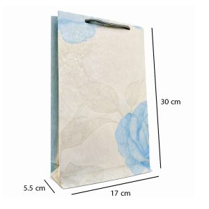 ساک دستی لوکس دست‌ساز برند گیلاسیک رز نقره‌ای آبی Gilassic Luxury Gift Bag Silver Blue Rose  ساخته شده از کاغذ دیواری وینیل با طراحی گل بزرگ آبی و زمینه نقره‌ای. ابعاد 30×17×5.5 سانتی‌متر، مناسب هدیه عطر، اکسسوری و پک‌های خاص.