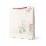 خرید ساک هدیه دست ساز لوکس مدل رز مهتاب Moonlight Rose gift bag، ساخته شده از کاغذ دیواری برجسته. مناسب عطر، اکسسوری و هدیه‌های خاص. ابعاد 18×16×5 سانتی‌متر.